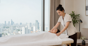 Kỹ thuật viên massage tận nơi tại căn hộ hiện đại ở Hồ Chí Minh