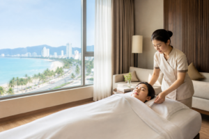 Kỹ thuật viên massage chuyên nghiệp phục vụ massage toàn thân tại nhà ở Đà Nẵng